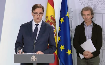 Health Minister Salvador Illa (l) and Fernando Simón, the director of the Health Ministry’s Coordination Center for Health Alerts, during Sunday night’s press conference.