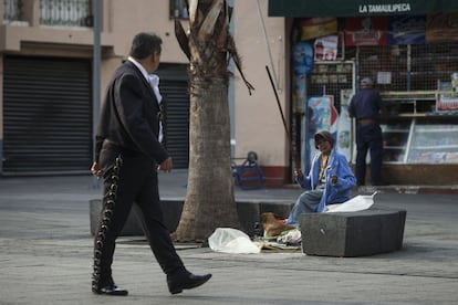 La presencia de indigentes alrededor de la Plaza Garibaldi es habitual. Una mujer le grita a un mariachi.