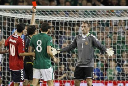 El portero de Armenia Roman Berezovsky, después de ver la tarjeta roja.