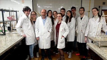 Alfredo Pérez Rubalcaba junto a sus estudiantes de la Universidad Complutense de Madrid, el último día de prácticas de laboratorio, el 1 de marzo de 2019. 