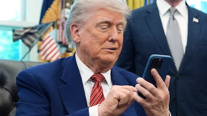 Donald Trump, con su teléfono móvil, en el Despacho Oval de la Casa Blanca.
