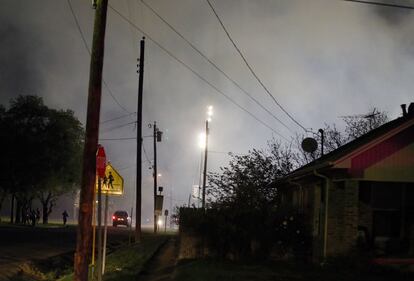 Un testigo de la explosión, Bill Bohannan, que en ese momento estaba de visita en casa de sus padres, cerca de la planta, dijo al diario que la explosión fue "devastadora".