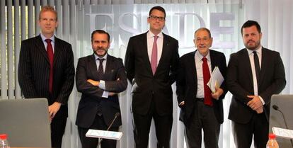 De izquierda a derecha, Martin Borrett, Joaqu&iacute;n Castell&oacute;n, Dominik Bark, Javier Solana y Adolfo Hern&aacute;ndez, este viernes en Madrid. 