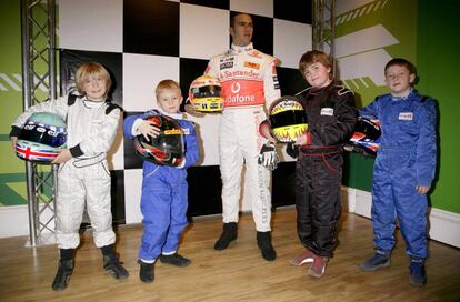 Billy Monger posa con la figura de cera de Hamilton del museo Madame Tussauds cuando tenía nueve años y era piloto de karting.