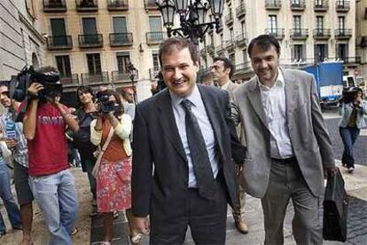 Jordi Hereu y el concejal de Cultura, Carles Martí, ayer a la entrada del Ayuntamiento.
