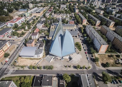 <strong>Comecocos de ladrillo</strong>. Iglesia de Santa María Reina del Mundo, en Radom (1982-2012). "Era cuando la Solidaridad [el sindicato Solidarność, que <a href="https://elpais.com/internacional/2014/10/23/actualidad/1414076064_841902.html" tagret="_blank">canalizó las protestas contra el comunismo</a> en Polonia y fue uno de los revulsivos de su final en Europa del Este] iniciaba su actividad, éramos jóvenes y pensábamos que estábamos a punto de recuperar la libertad", cuenta el arquitecto del edificio. "La forma de la iglesia correpondía con el ambiente político del país". Aunque visto de lado el templo remite a la mitra que los obispos y arzobispos llevan en la cabeza, desde arriba se ve claramente su parecido con el mítico comecocos o adivinador de papel con el que tantos hemos jugado de pequeños, y en el que era el azar el que dictaba tu destino. |