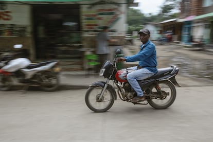 Un hombre recorre las calles de Unguía, Chocó