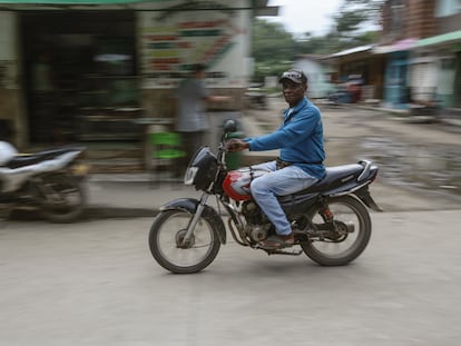 Un hombre recorre las calles de Unguía, Chocó