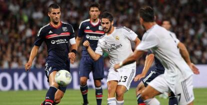 Isco intenta un pase a Cristiano.