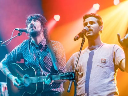 Montaje fotográfico de Noni, líder de Lori Meyers (izquierda) y Willy Bárcenas, líder de Taburete (derecha) en concierto.