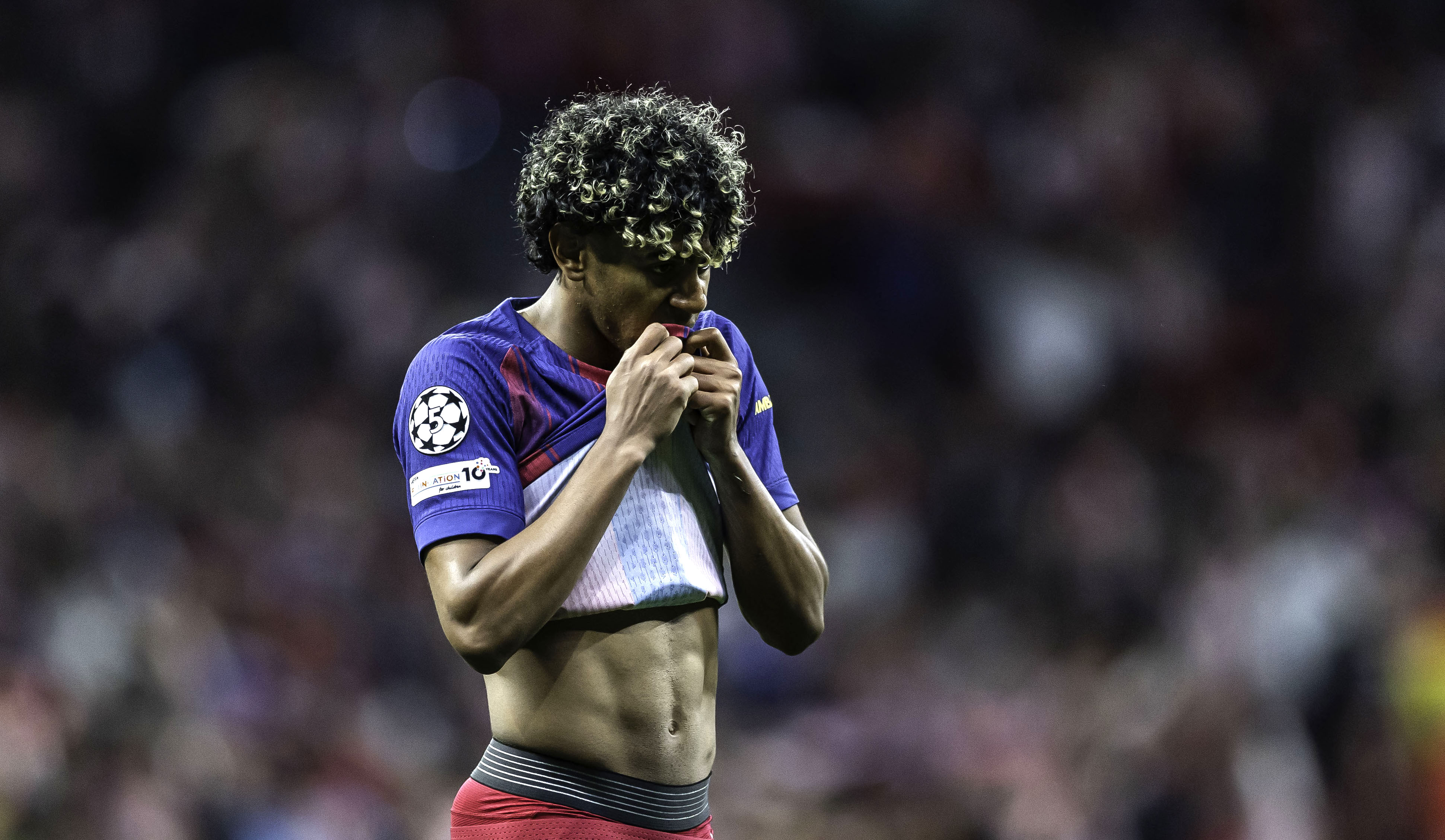 Lamine Yamal al finalizar el partido.