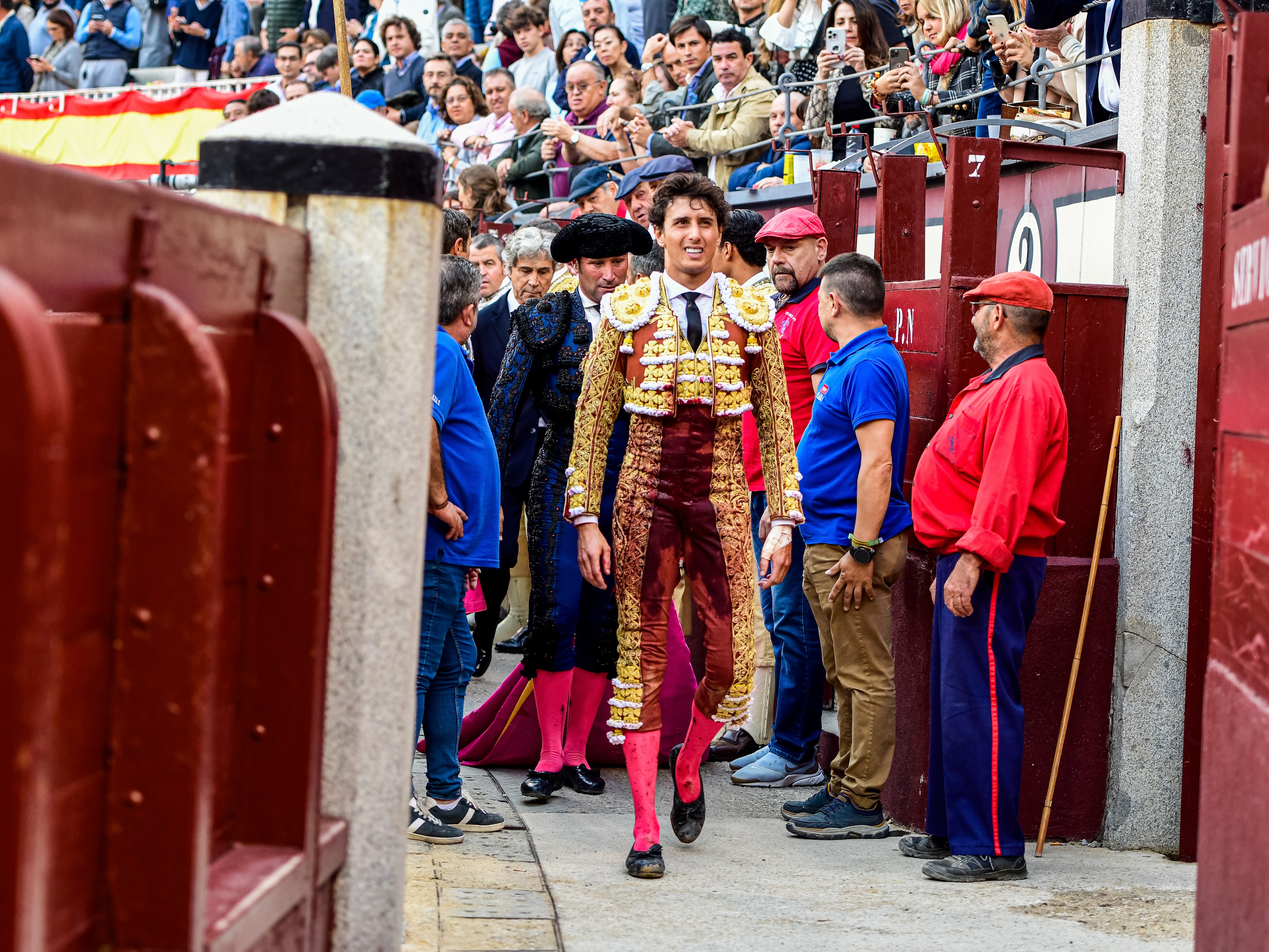 Roca Rey se dirige a la enfermería tras la lidia de su primer toro, el pasado domingo en Las Ventas.