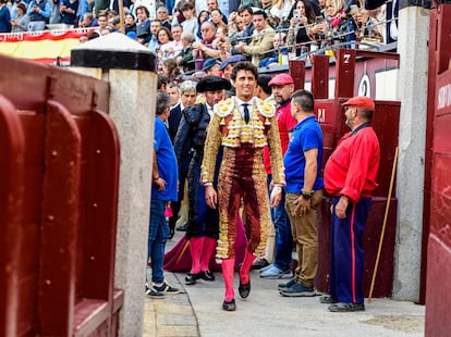 Roca Rey se dirige a la enfermería tras la lidia de su primer toro, el pasado domingo en Las Ventas.