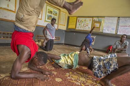 Practicar y aprender juegos circenses tutelados por el artista Mark Owori (derecha) es una de las actividades que se llevan a cabo en los programas de In Movement. Hamis ZZy, a la izquierda de la foto, es un breakdance boy del Uganda Breakdance Project. También juega al futbol y baloncesto, le interesa la fotografía y el video, pero todavía no tiene claro hacia donde quiere dirigir sus pasos en el futuro.