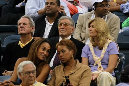 Tony Bennett y su esposa Susan Crow siguen la final entre Rafael Nadal y Novak Djokovic en 2010.