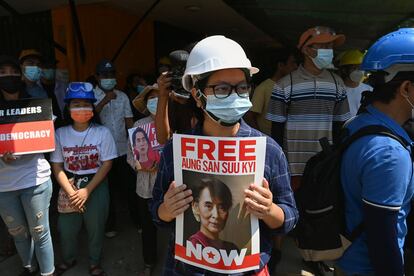 Una manifestante pide la liberación de Suu Kyi en Yangón, el 7 de marzo.