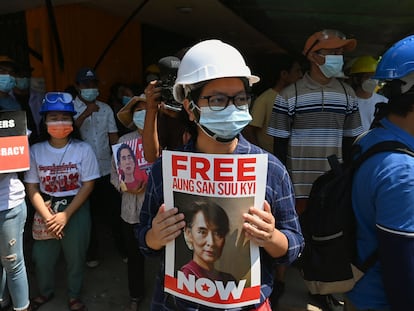 Una manifestante pide la liberación de Suu Kyi en Yangón, el 7 de marzo.