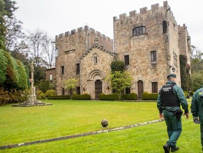 Dos guardias civiles atraviesan, el pasado 10 de diciembre, el jardín de Meirás durante el acto judicial de entrega de las llaves a la Abogacía del Estado.