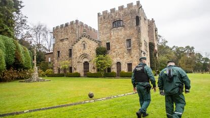 Dos guardias civiles atraviesan, el pasado 10 de diciembre, el jardín de Meirás durante el acto judicial de entrega de las llaves a la Abogacía del Estado.