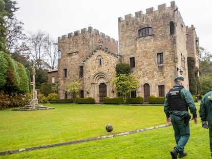 Dos guardias civiles atraviesan, el pasado 10 de diciembre, el jardín de Meirás durante el acto judicial de entrega de las llaves a la Abogacía del Estado.