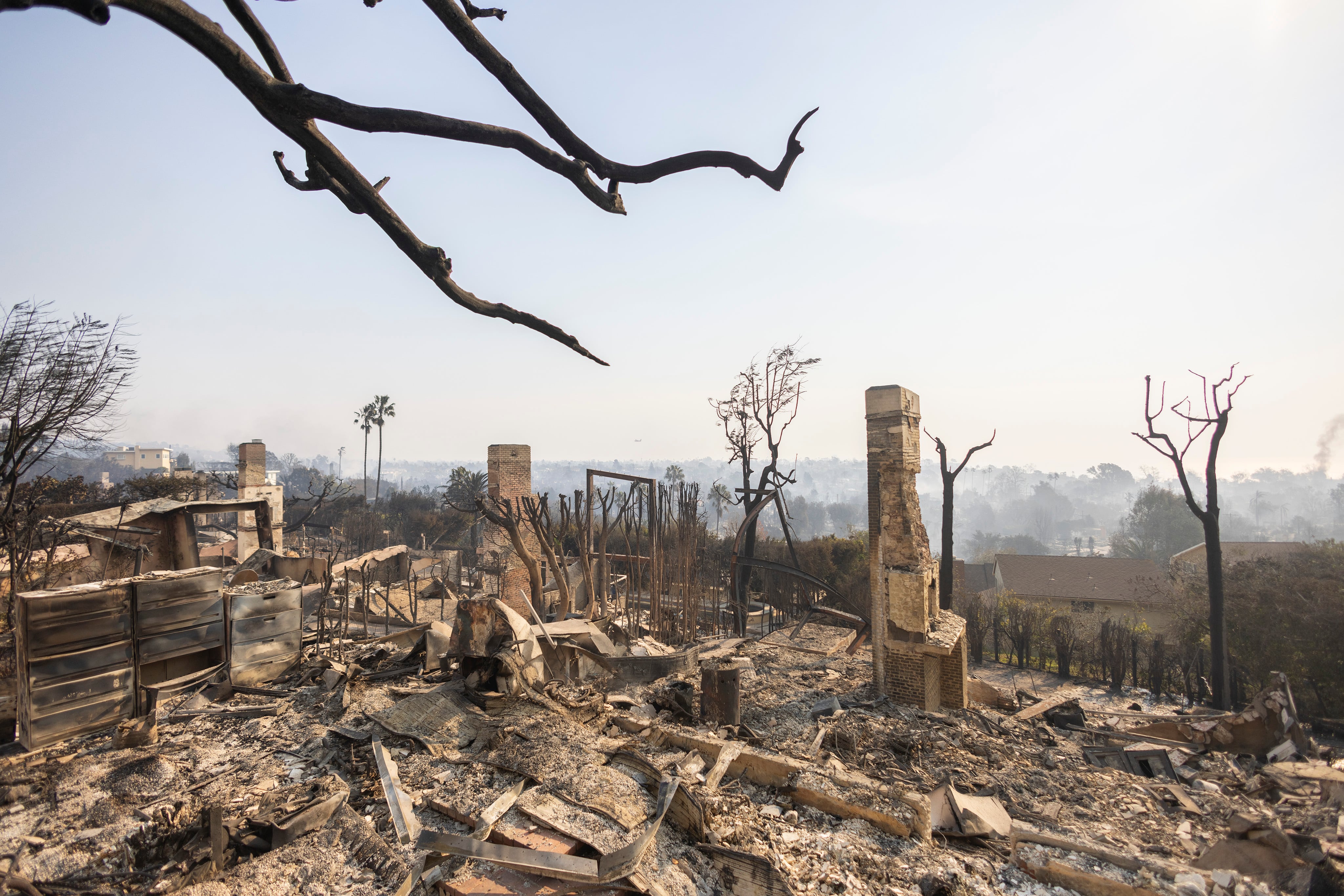 El fuego que arrasó el ‘California dreaming’: “Sabíamos que esto iba a ocurrir tarde o temprano” 7 Las ruinas de varias casas, con las chimeneas como único punto que ha permanecido en pie, en Pacific Palisades, California.
