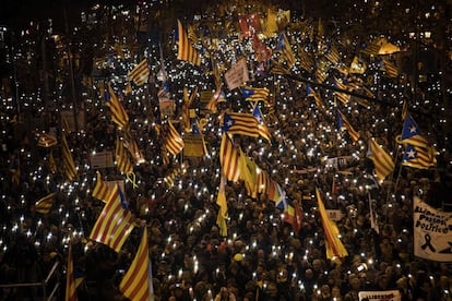 Milhares de separatistas catalães marcham em Barcelona no começo da noite deste sábado para pedir a inocência dos políticos presos e mostrar sua rejeição ao julgamento dos 12 líderes independentistas acusados de traição.