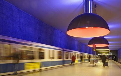 Estaci&oacute;n de metro de Westfriedhof, con l&aacute;mparas de Ingo Maurer.