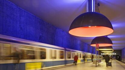 Estaci&oacute;n de metro de Westfriedhof, con l&aacute;mparas de Ingo Maurer.