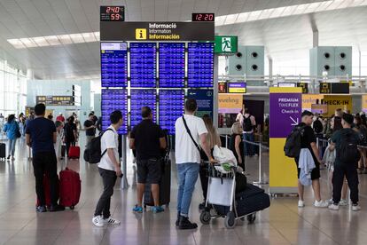 En la imagen turistas en las salidas  de la Terminal 1 del Aeopuerto Josep Tarradellas El Prat de Barcelona.   foto: Massimiliano Minocri