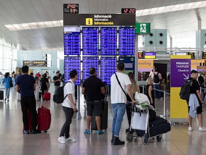 En la imagen turistas en las salidas  de la Terminal 1 del Aeopuerto Josep Tarradellas El Prat de Barcelona.   foto: Massimiliano Minocri