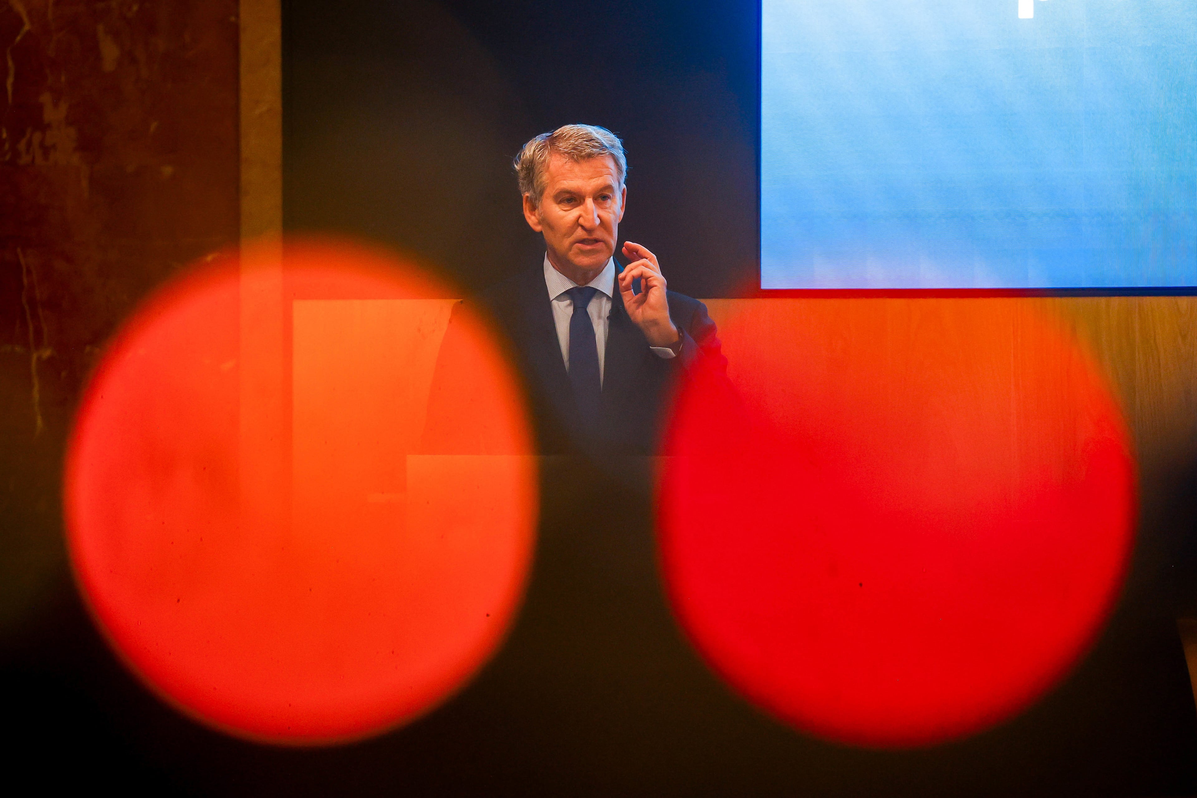 Feijóo says that if he rules, he will give more power to the mutual workers to discharge workers from the