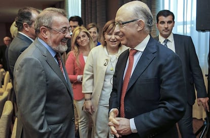 Gonz&aacute;lez, presidente de la patronal valenciana Cierval, a la izquierda, habla con Montoro.