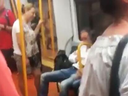 Un hombre agrede verbalmente a una pareja magrebí en el metro al grito de  Heil Hitler  y unos viajeros lo echan del vagón