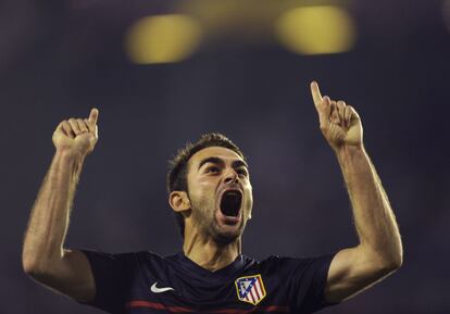 Adrián celebra su tanto al Valencia en la vuelta de las semifinales en Mestalla (0-1), que sentenció la eliminatoria a favor de los rojiblancos tras la contundente victoria (4-2) en el Calderón.