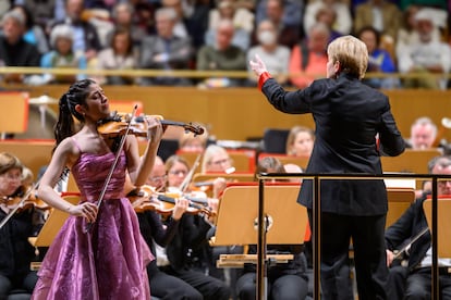 La violinista María Dueñas durante la interpretación del concierto de Korngold con Marin Alsop y la Philharmonia Orchestra, el pasado de 12 de enero en el Auditorio Nacional.