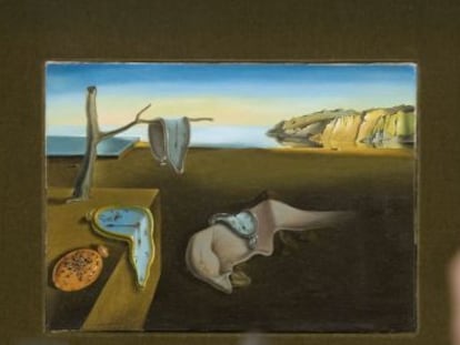 Un visitante fotograf&iacute;a &#039;La persistencia de la memoria&#039; en la Fundaci&oacute;n Gala-Salvador Dal&iacute;, en Figueres.