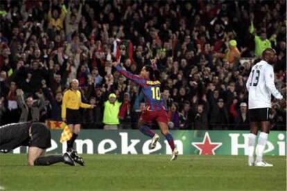Ronaldinho corre a celebrar su gol mientras Cech permanece en el suelo.