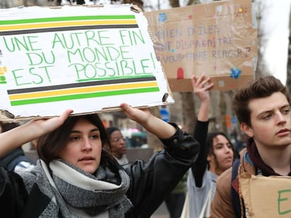 Jovem segura placa dizendo "um outro fim do mundo é possível" em protesto da Juventude pelo Clima na Antuérpia, Bélgica.