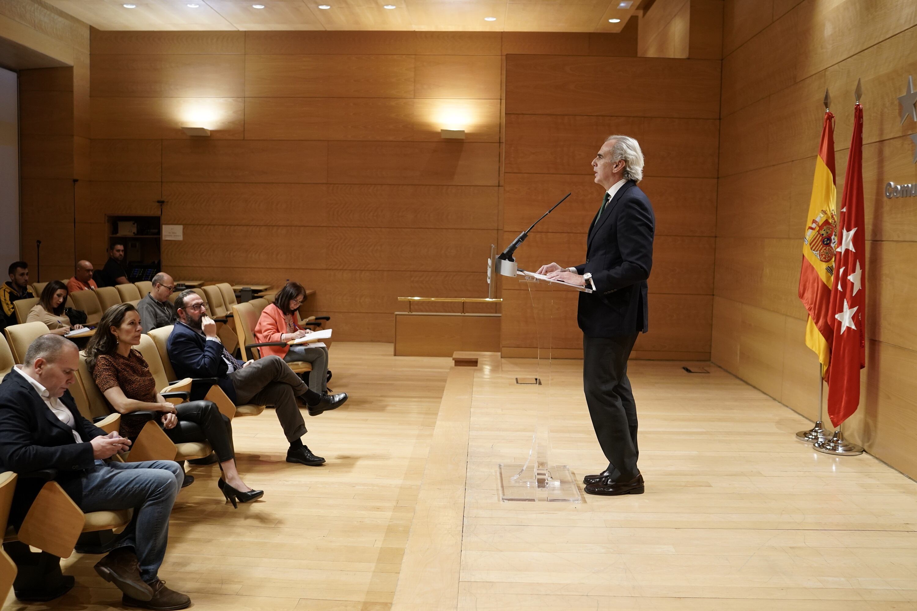 El consejero Enrique Ruiz Escudero en la rueda de prensa del 12 de marzo de 2020, cuando anunció la medicalización de las residencias.