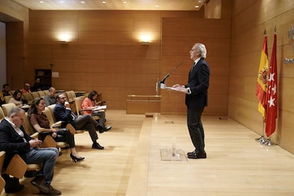 El consejero Enrique Ruiz Escudero en la rueda de prensa del 12 de marzo de 2020, cuando anunció la medicalización de las residencias.