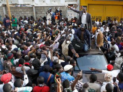 Youssou N&#039;dour en la plaza de la Independencia, donde la Polic&iacute;a ha prohibido las protestas antigubernamentales.