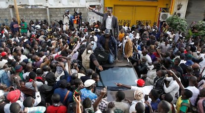 Youssou N'dour en la plaza de la Independencia, donde la Policía ha prohibido las protestas antigubernamentales.
