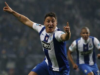 Cristian Rodr&iacute;guez celebra un gol con el Oporto.