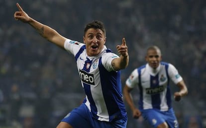 Cristian Rodr&iacute;guez celebra un gol con el Oporto.