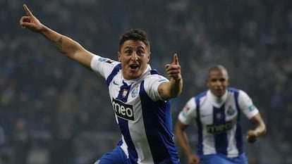 Cristian Rodr&iacute;guez celebra un gol con el Oporto.