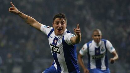 Cristian Rodríguez celebra un gol con el Oporto.