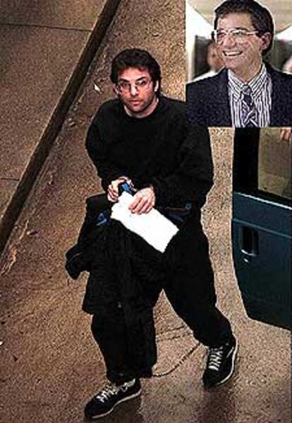 Kevin Mitnick es un mito del universo 'hacker'. Tras demostrar reiteradamente su habilidad para entrar con un ordenador en los sistemas más supuestamente seguros, fue detenido en 1995 tras una espectacular persecución digital dirigida por un 'hacker' rival. Salió de la cárcel en 2000, pero bajo una condición: no podría tocar un ordenador, ni conectarse a Internet hasta enero de 2003. Ahora explica lo que sabe.