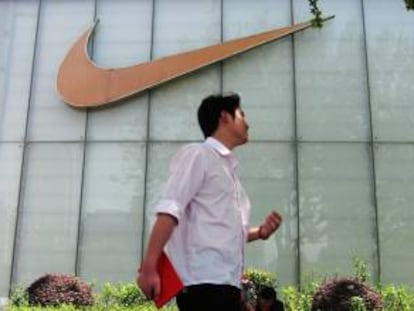 Un hombre pasa junto al letrero de una tienda Nike en Shanghai (China). EFE/Archivo