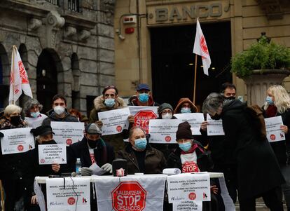 Protesta de la plataforma Stop Desahucios contra un desalojo, el pasado 12 de enero en San Sebastián (Gipuzkoa).