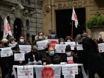 Protesta de la plataforma Stop Desahucios contra un desalojo, el pasado 12 de enero en San Sebastián (Gipuzkoa).